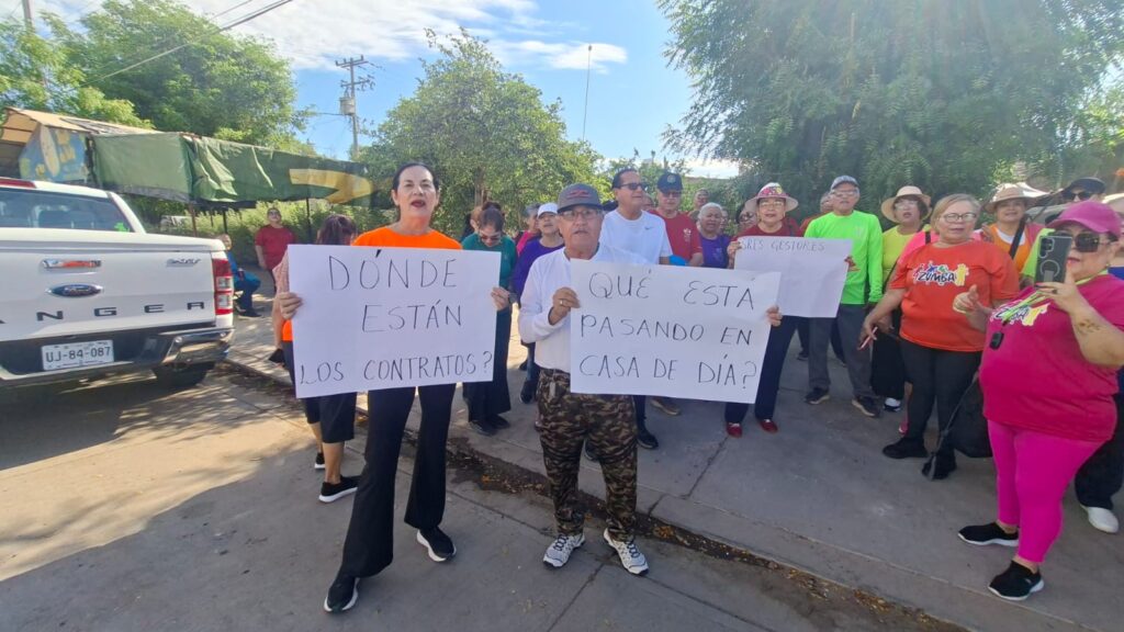 Adultos mayores hacen huelga en Guasave
