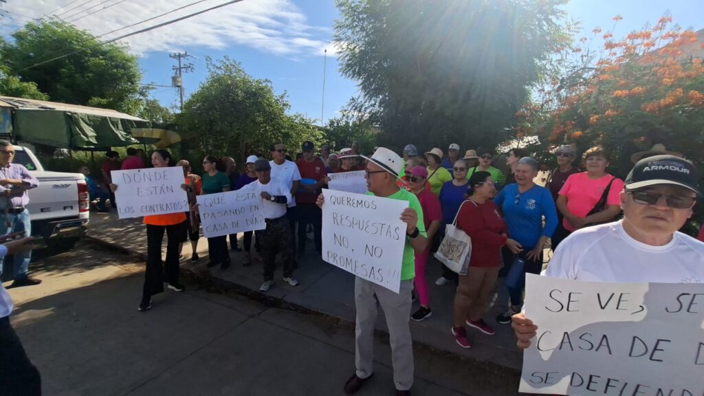Adultos mayores hacen huelga en Guasave