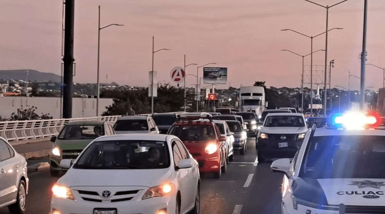 Tráfico de acrros junto a un carro de la policía