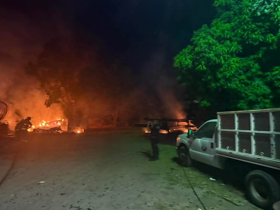 unidad de carga y al fondo un incendio