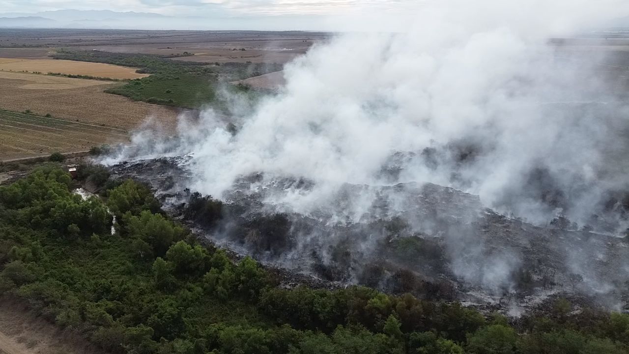 basurón con humo por el incendio