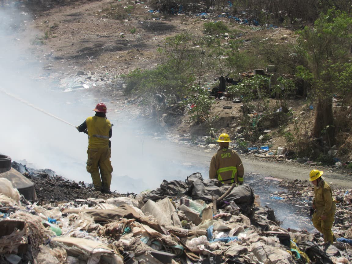 Bomberos de Mazatlán mantienen controlado el incendio sobre el basurón