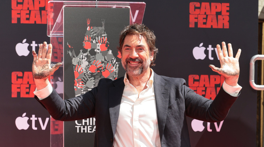 El actor Javier Bardem inmortalizó sus huellas en el Teatro Chino en Hollywood.