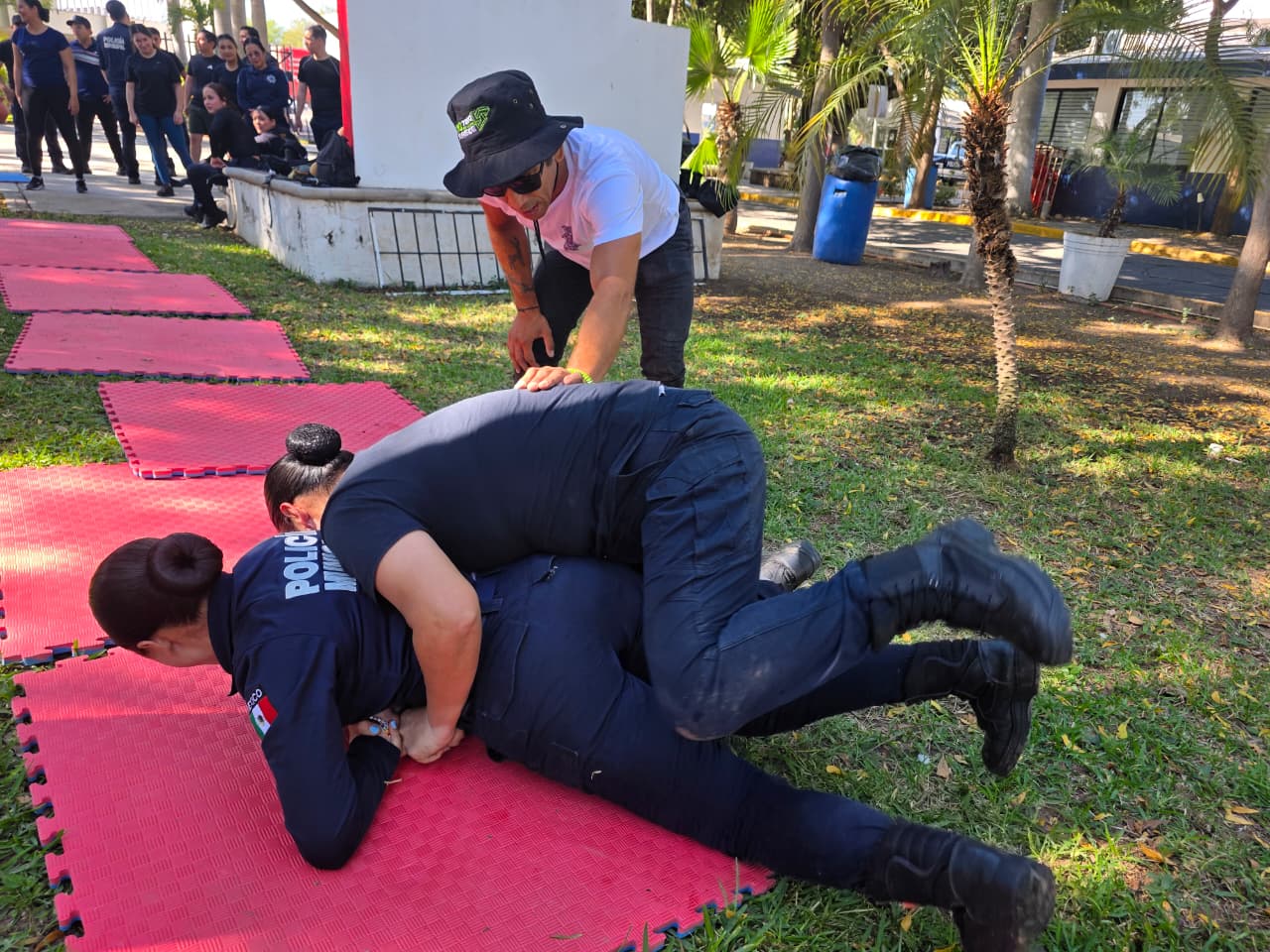 Clases de jiu-jitsu al personal policial de Culiacán.