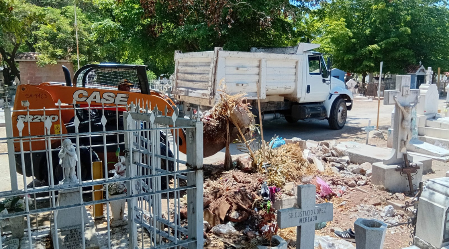 Limpieza de los panteones de municipio de Ahome