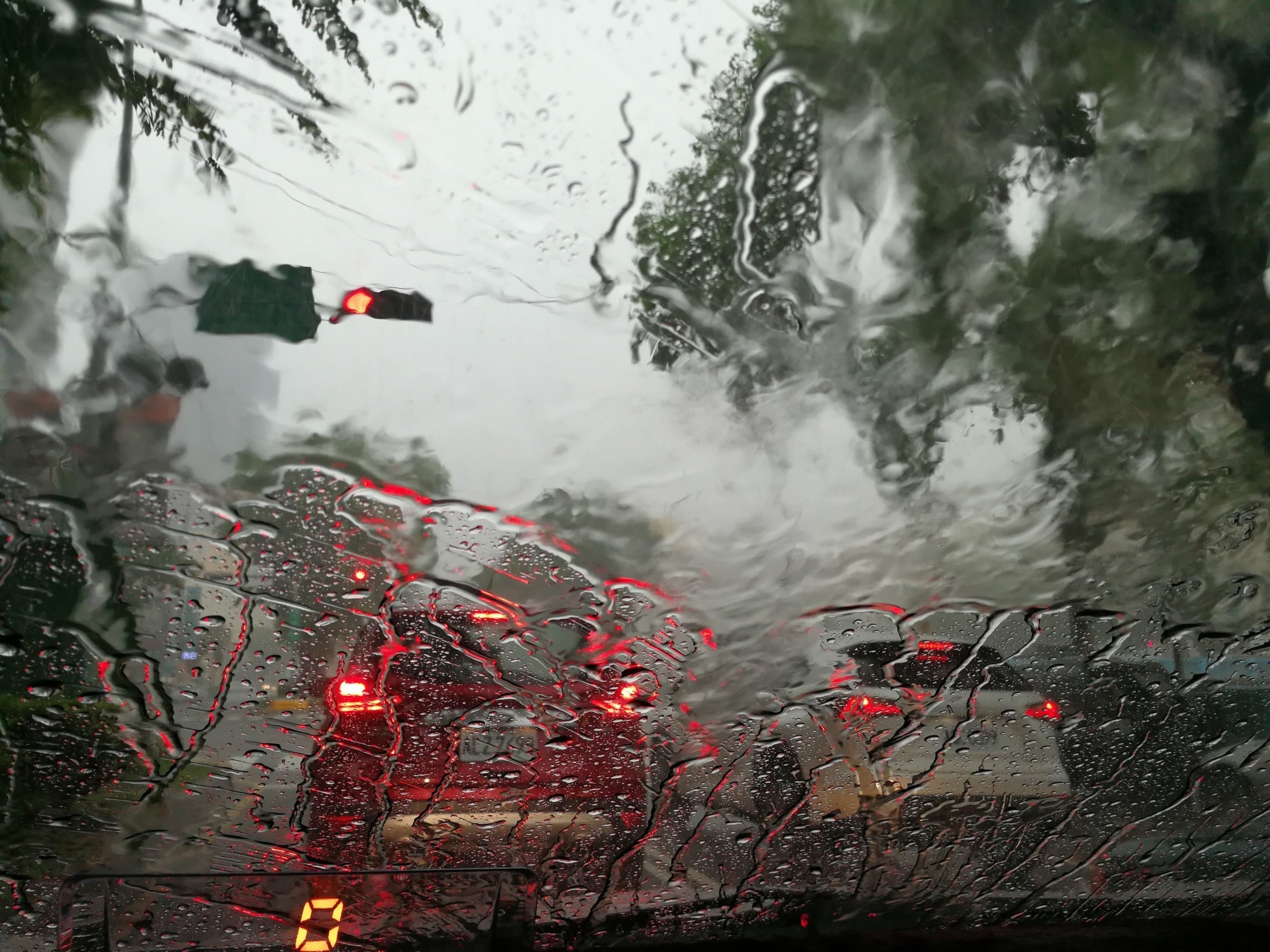 agua corriendo en el vidrio delantero de un carro