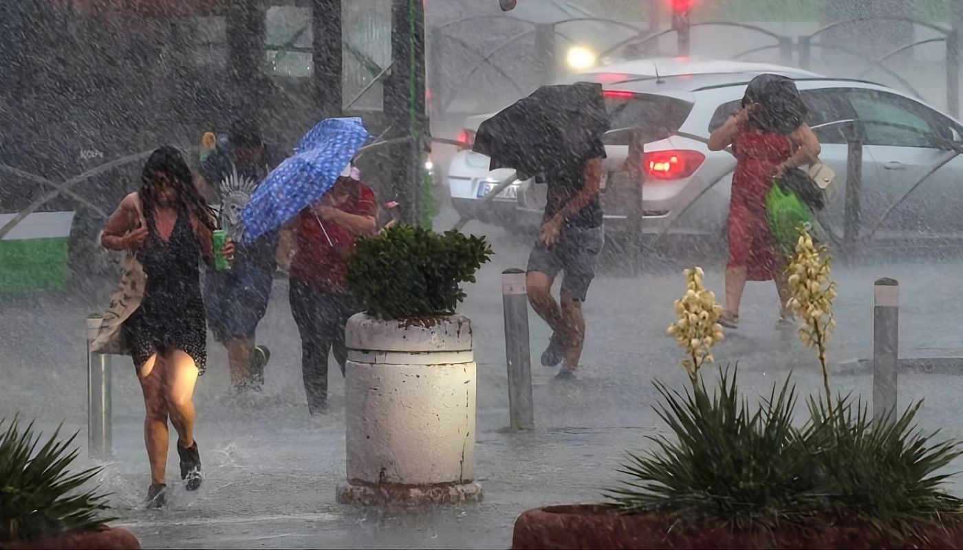Personas caminando bajo la intensa lluvia