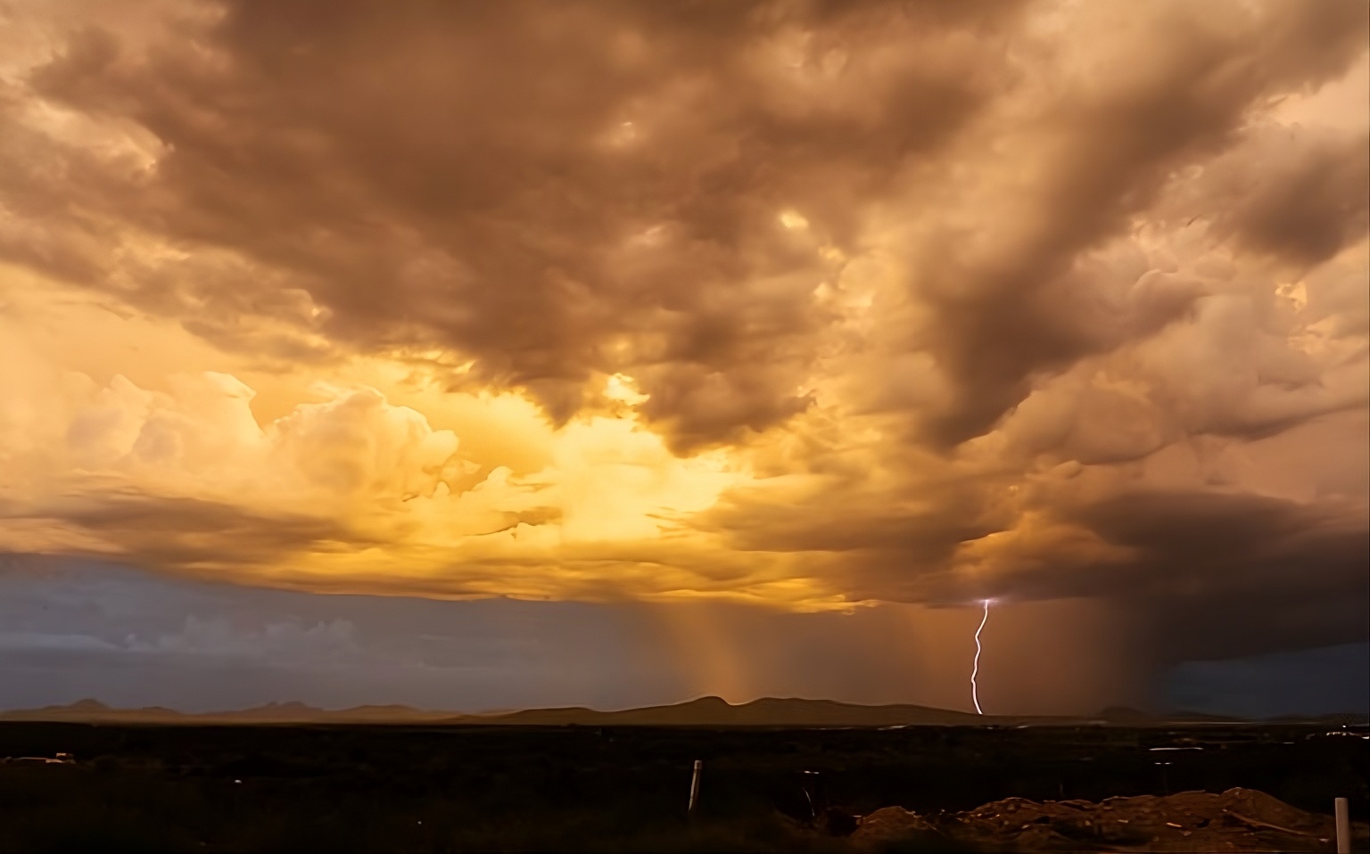 cielo nublado y un rayo al fondo
