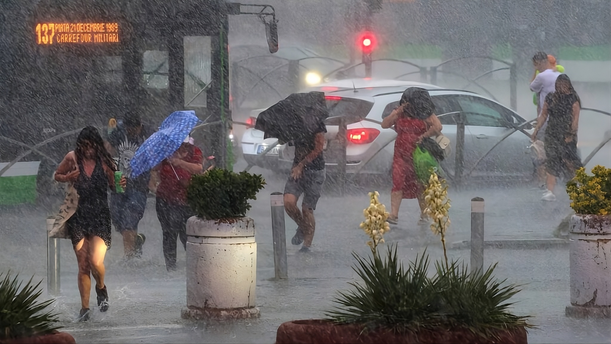 Personas caminando bajo la intensa lluvia