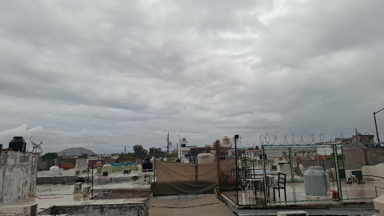 Cielo nublado y techos de casas