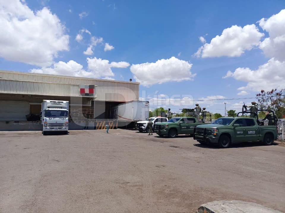 Unidades militares en un estacionamiento de un supermercado