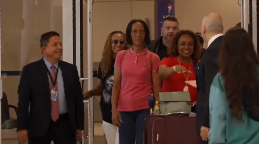 Madre de Vozhina llega a Estados Unidos para ver a su hijo en el Mundial 2026.