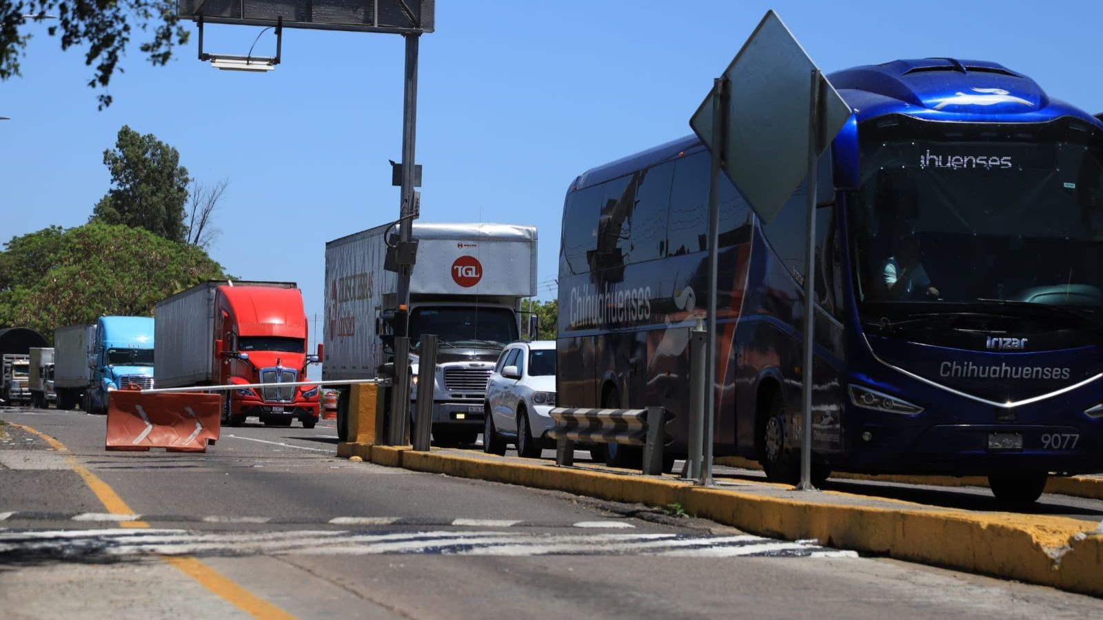Transportes y carros en una carretera en una caseta de peaje