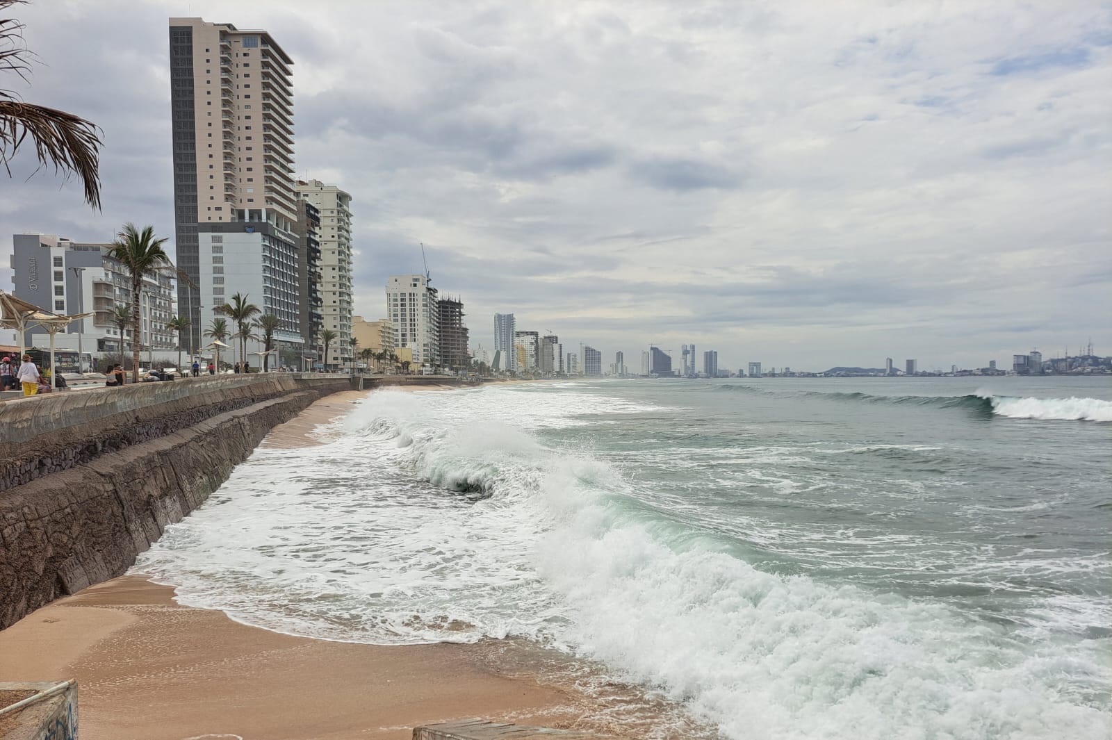 Mar picado en la zona costera de Sinaloa, malecón de Mazatlán