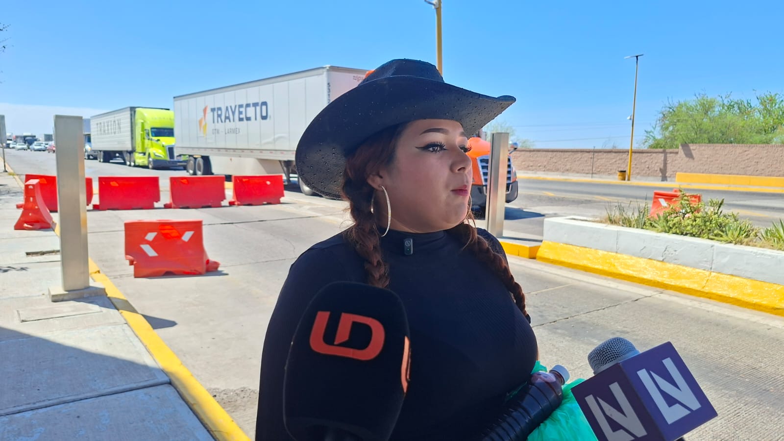 Mujer con sombrero en una caseta de peaje