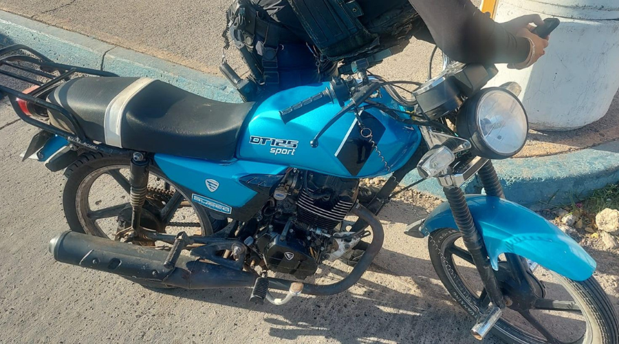 Policía asegura una motocicleta abandonada con reporte de robo