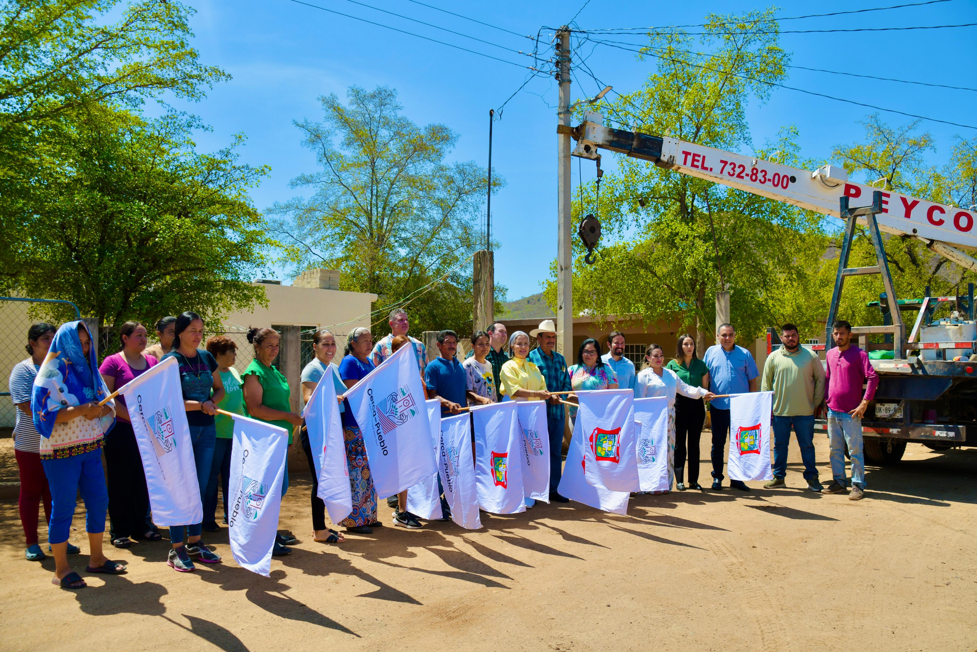La alcaldesa de Salvador Alvarado, Lupita López, junto a otras personas con banderines en el inicio de obras en la zona