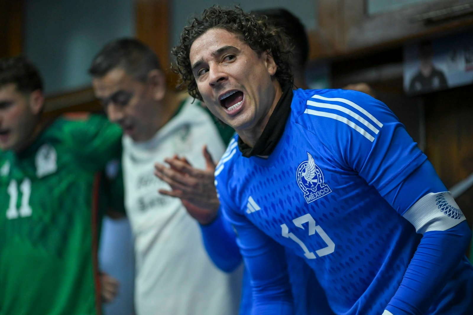 Guillermo Ochoa con uniforme azul de la Seleccion mexicana
