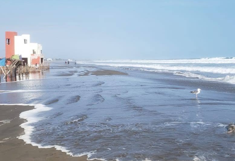 Olas en playa Las Glorias