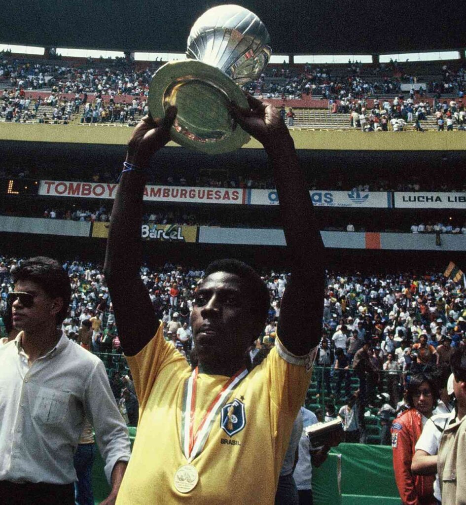 Pelé levantando el trofeó entregado en Copa del Mundo en 1970 al equipo ganador