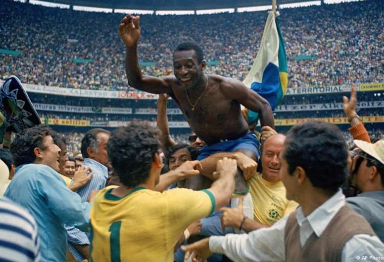 Pelé junto a otros jugadores de fútbol durante La Copa del Mundo en 1970
