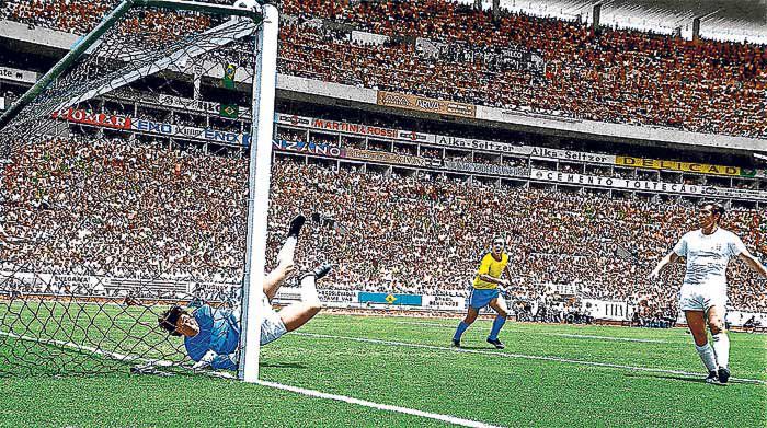 Jugadores de fútbol durante un partido en un estadio