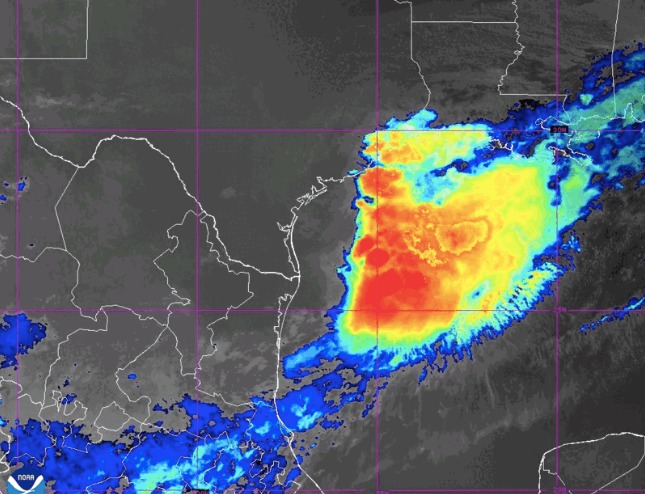 Mapa satelital con una zons con color, inficando el potencial ciclónico tropical Uno