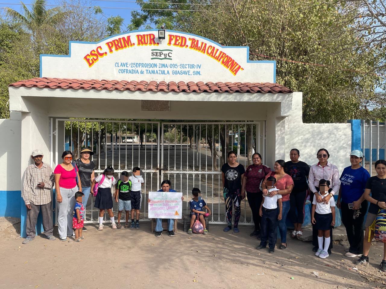 Plantón de padres y madres de familia en la primaria Baja California.