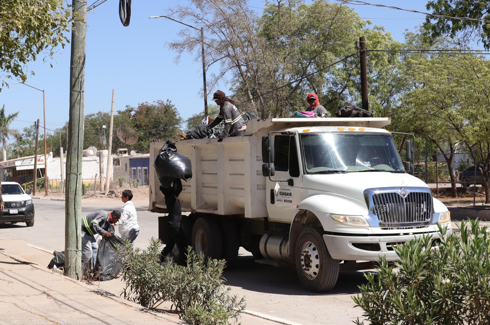 Camión de volteo realizando recolección de basura en Guasave.