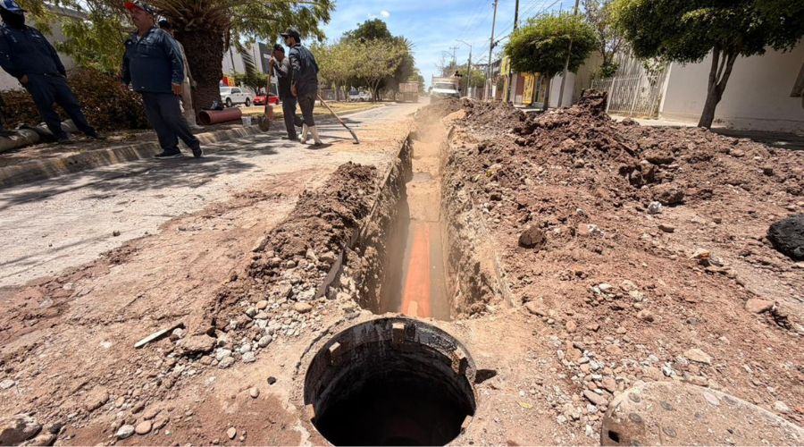 Rehabilitación de drenaje en calle de Los Mochis