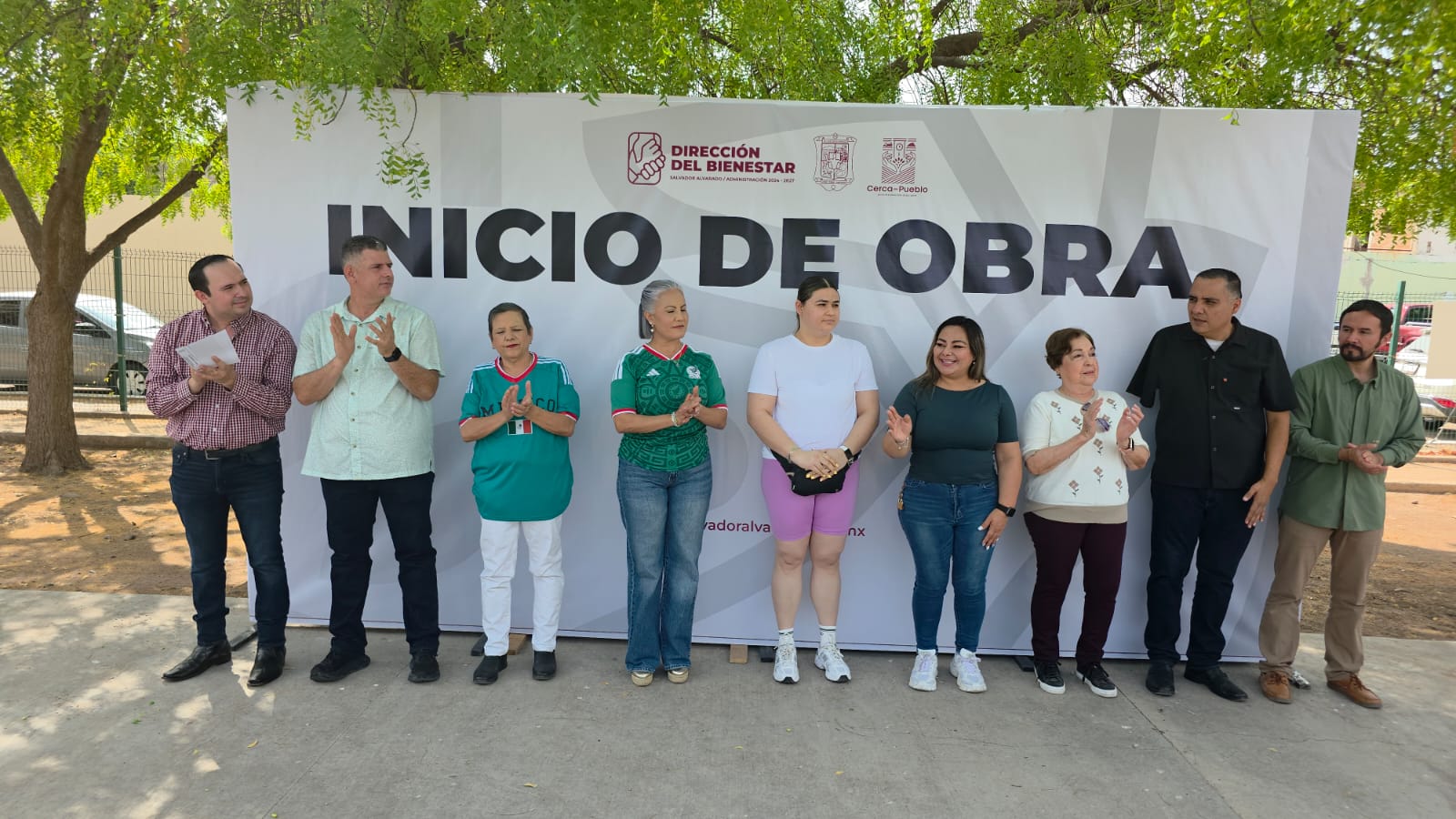 Personas en un evento arriba de un templete