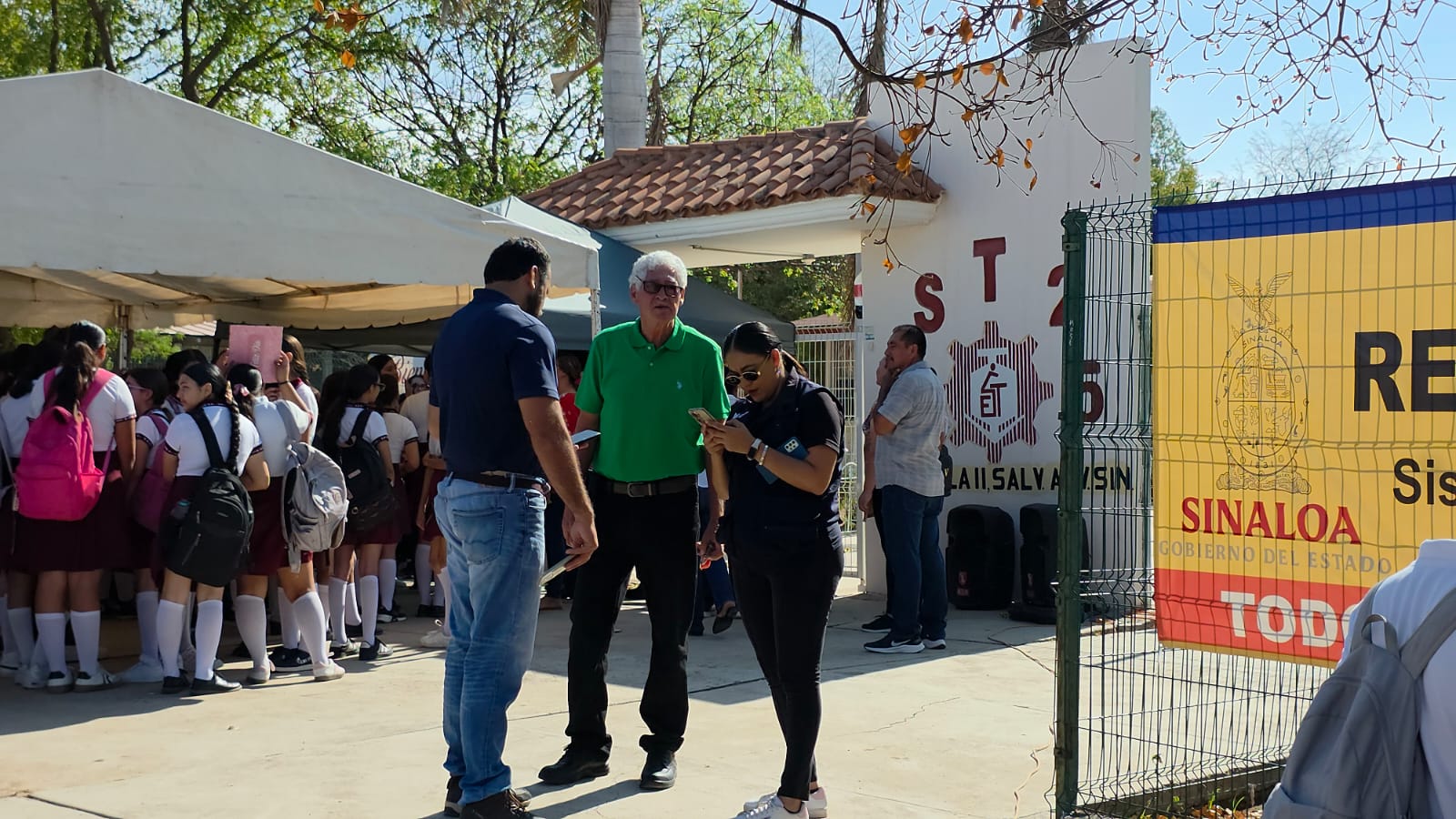 Alumnos y maestros en Técnica 25