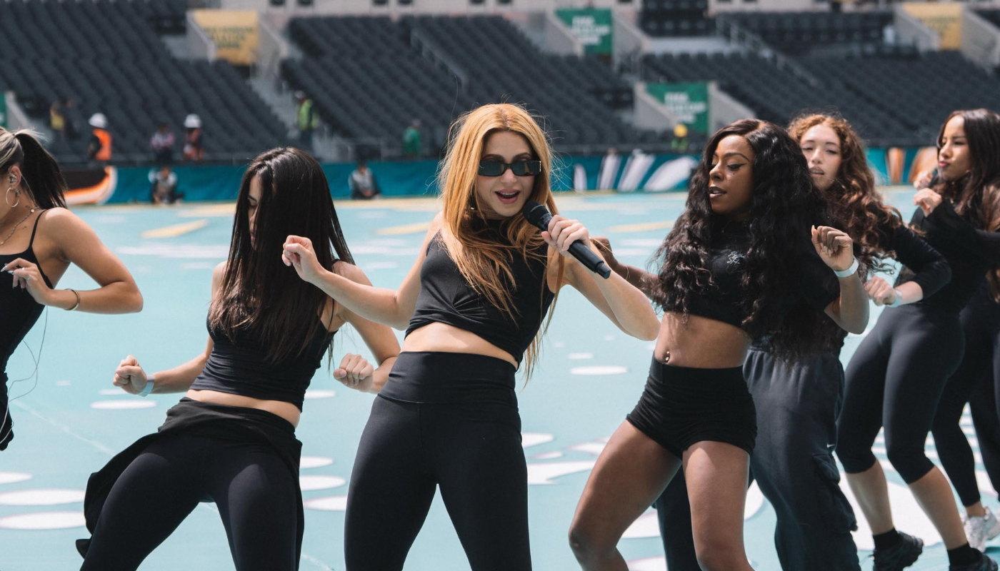 Shakira junto a sus bailarines en el ensayo previo a la inauguración de la Copa del Mundo 2026.