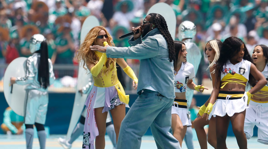 Shakira y Burna Boy interpretando el tema 