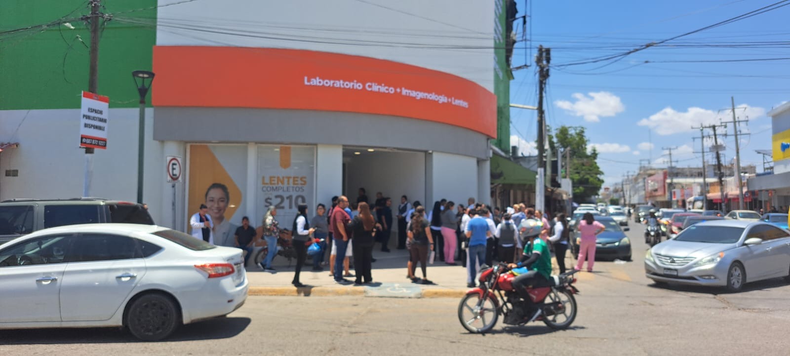 Ciudadanos de Guasave salen de locales tras el sismo de 6.1
