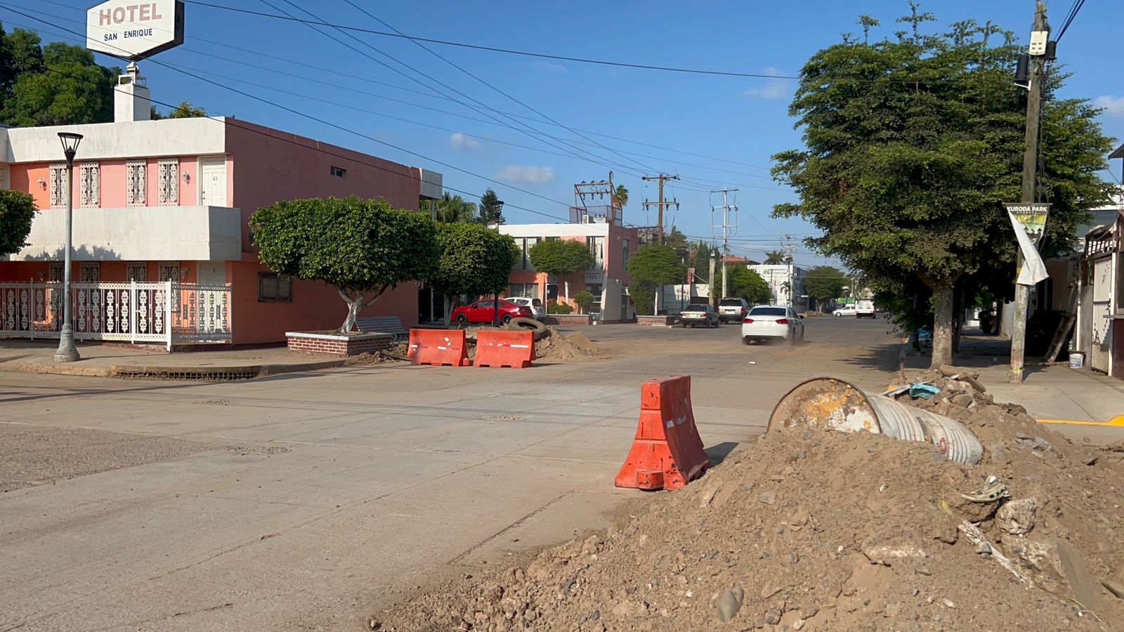 socavón en calle de Guasave en obra