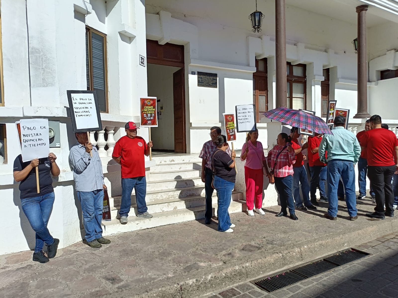 Trabajadores sindicalizados del Ayuntamiento de Mocorito en manifestación