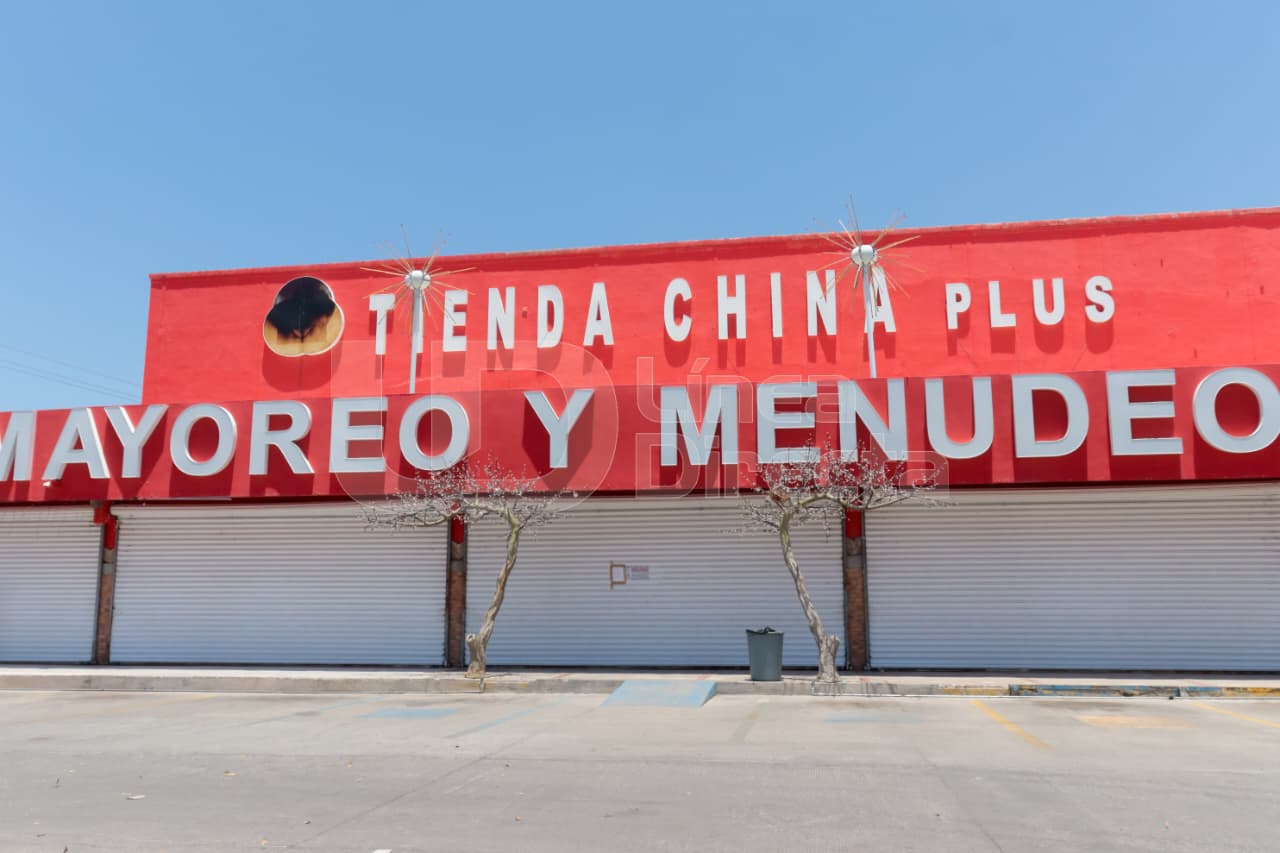 Establecimiento de venta de productos variados con las cortinas cerradas luego de ser clausurado
