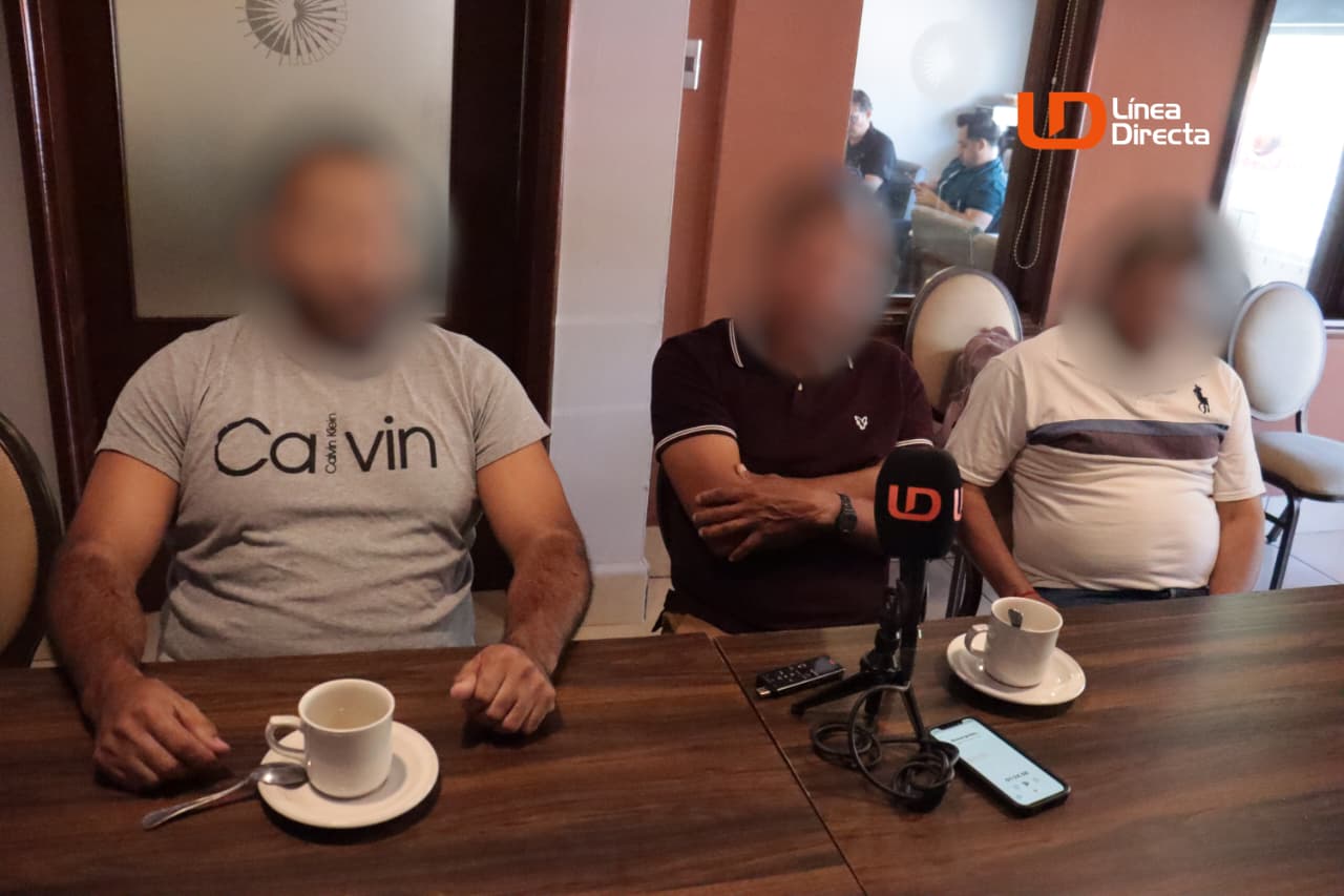 Personas sentadas en una mesa