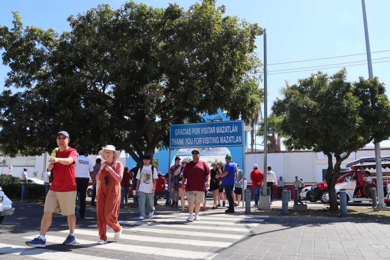 Personas (turistas) cruzando una calle