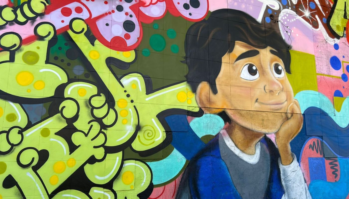 Mural en un edificio abandonado