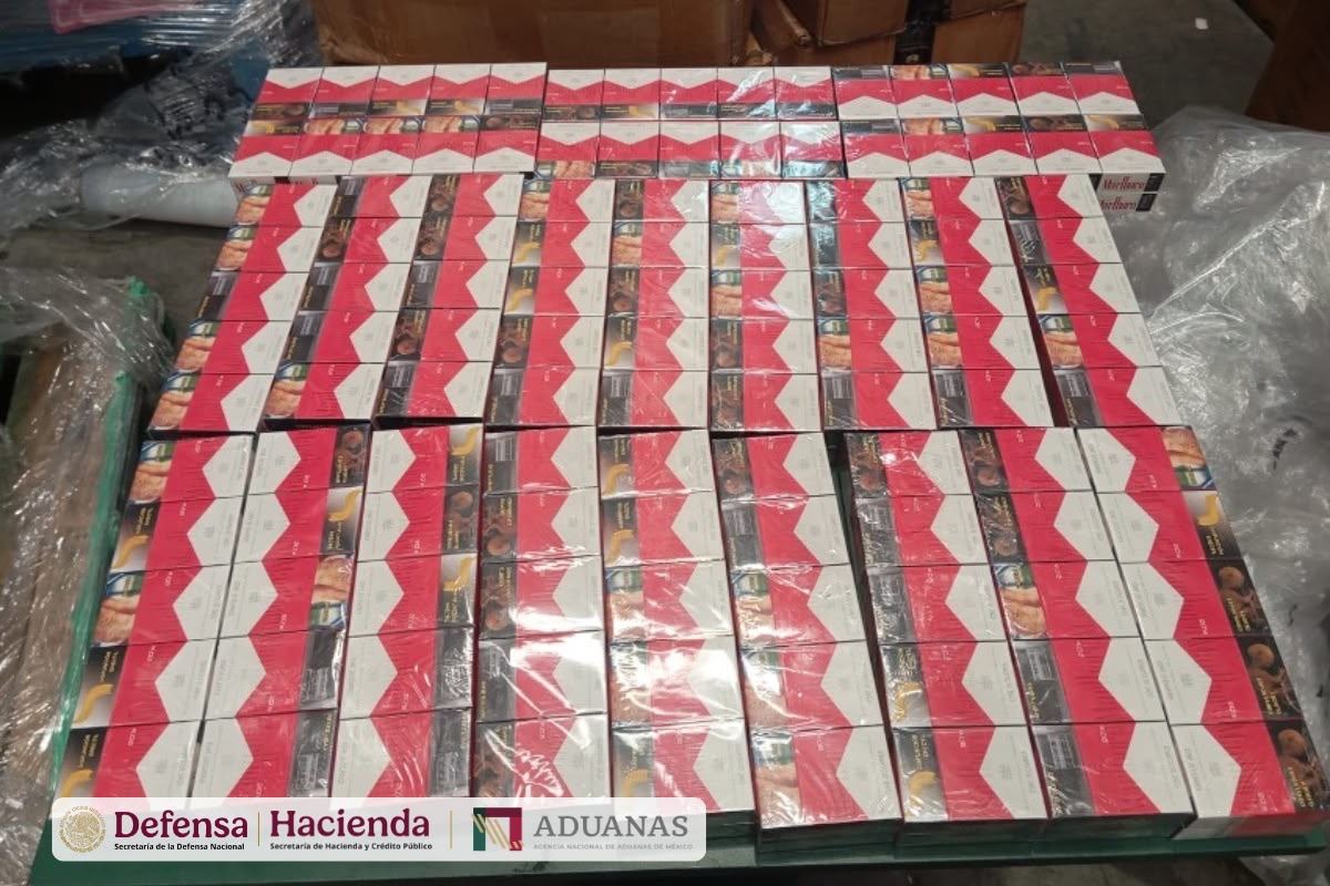 Cajetillas de cigarro rojas