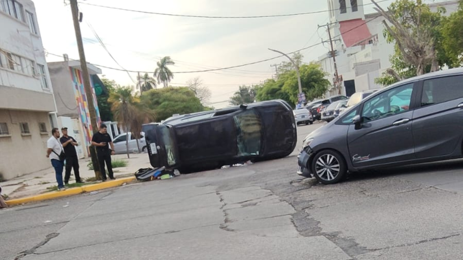 Volcadura deja dos personas hospitalizadas tras choque