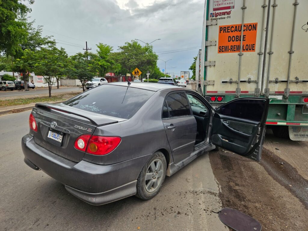 Una mujer y un hombre que viajaban en un automóvil sufrieron golpes leves en un choque por alcance contra una caja de tráiler