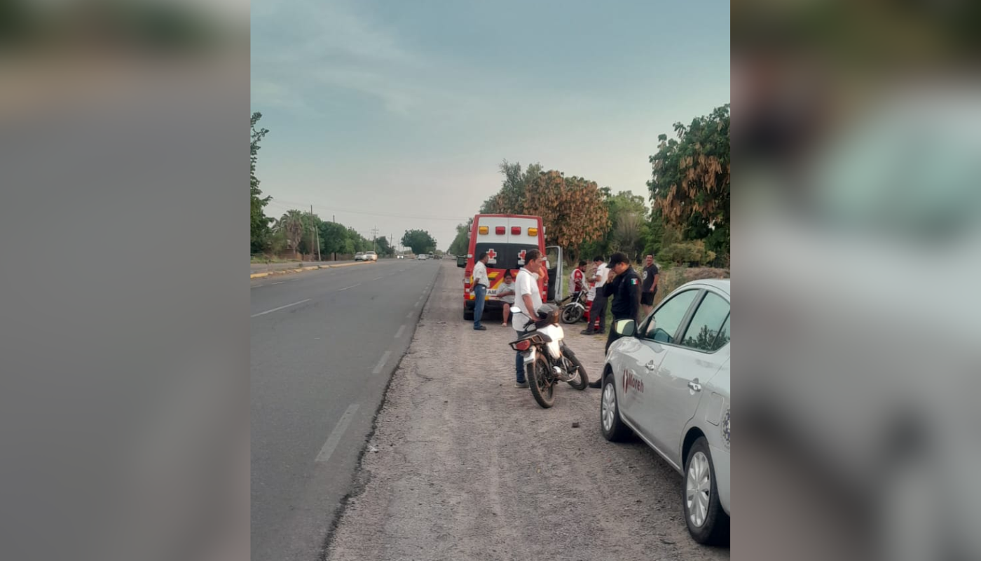 Paramédicos de Cruz Roja y autoridades de seguridad en el lugar del accidente.