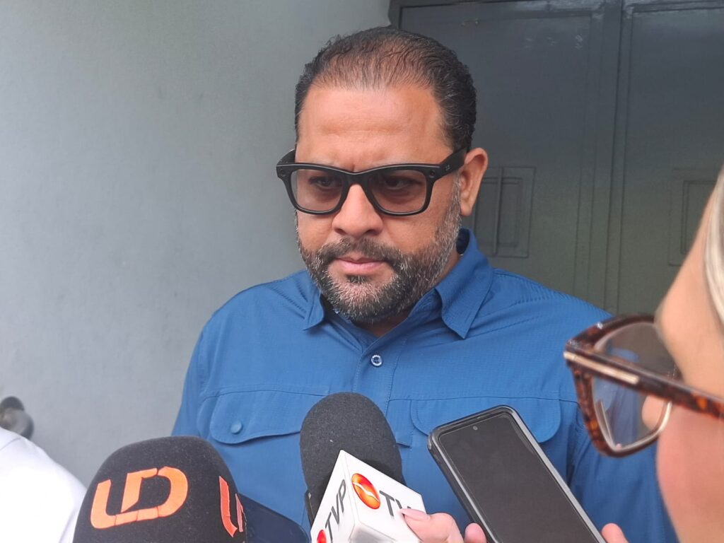 Gustavo Rojo Navarro frente a micrófonos de la prensa