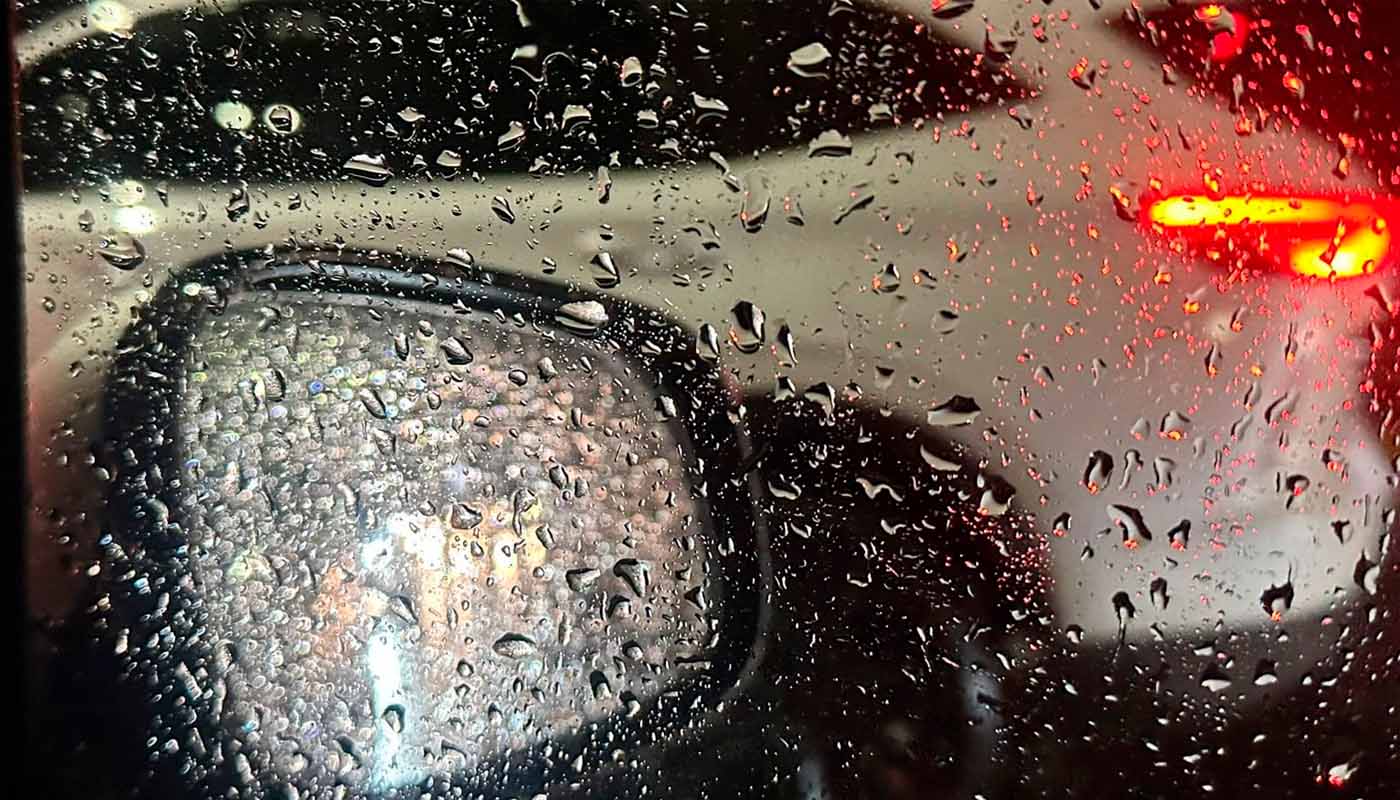Vidrio de automóvil con gotas de lluvia
