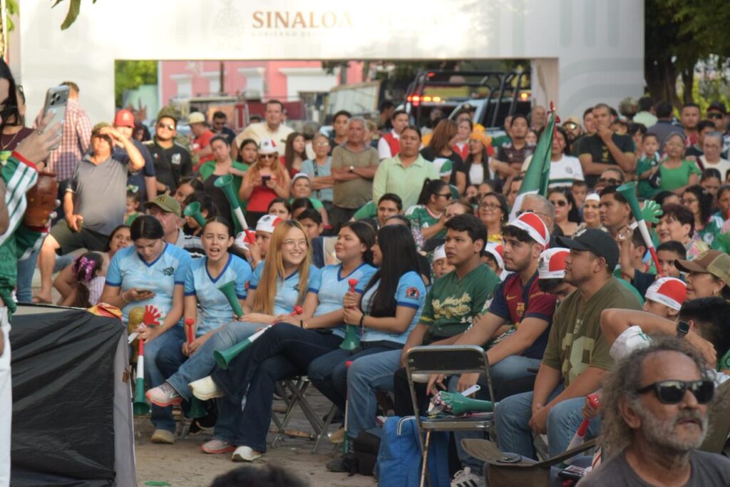 Afición de El Fuerte reunida para ver un partido de México en el Mundial.