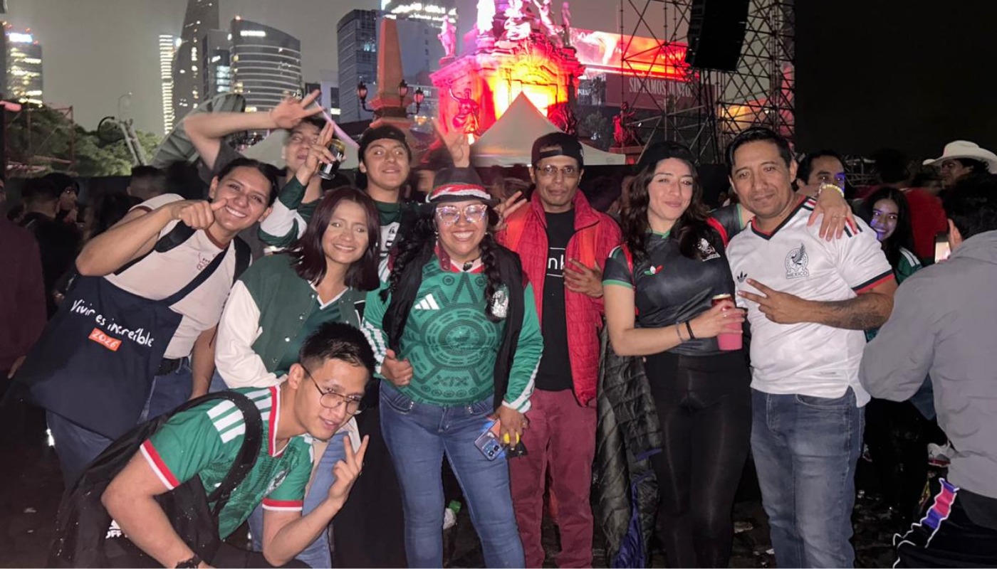 Aficionados celebran el triunfo de México sobre Ecuador en los dieciseisavos de final de Copa del Mundo