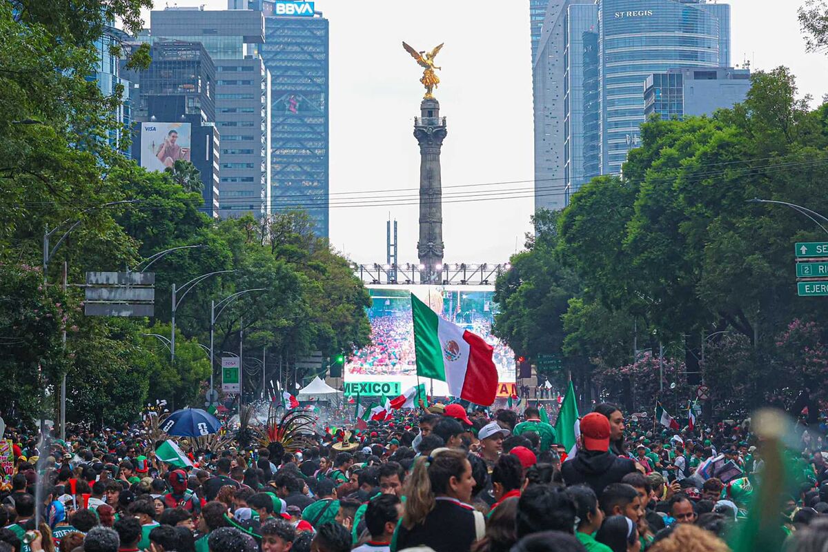 Aficionados en el Ángel de la Independencia